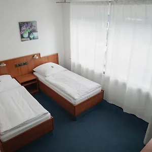 Airport Lounge Bed and breakfast